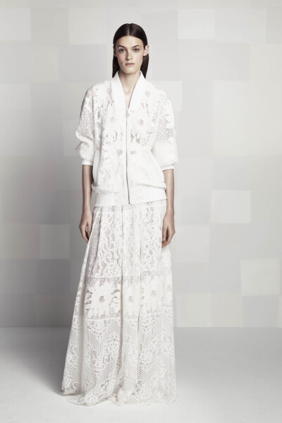 Tadashi Shoji 2016 Resort。庄司正/塔达希2016早春度假系列将小清新展现的淋漓尽致。微风略过荡起樱树的枝藤，盛开的白色花簇飘落于地。芍药的拼缀花园，日式刺绣花纹的装饰线迹，以及简洁优雅的天蓝色，与靛蓝和钴…