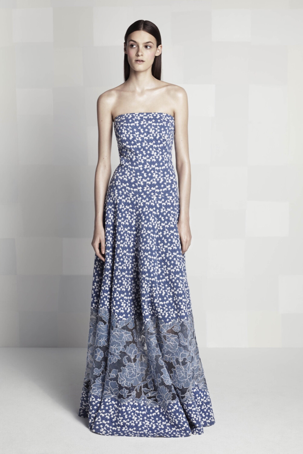 Tadashi Shoji 2016 Resort。庄司正/塔达希2016早春度假系列将小清新展现的淋漓尽致。微风略过荡起樱树的枝藤，盛开的白色花簇飘落于地。芍药的拼缀花园，日式刺绣花纹的装饰线迹，以及简洁优雅的天蓝色，与靛蓝和钴蓝交相辉映凝练为Tadashi Shoji 2016早春度假系列的调色盘。