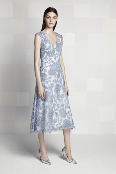 Tadashi Shoji 2016 Resort。庄司正/塔达希2016早春度假系列将小清新展现的淋漓尽致。微风略过荡起樱树的枝藤，盛开的白色花簇飘落于地。芍药的拼缀花园，日式刺绣花纹的装饰线迹，以及简洁优雅的天蓝色，与靛蓝和钴…