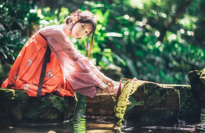 素肤轻裳，裙影鬓香，笑语酒落花枝间，倩影剪剪，倏来忽逝，遗落满园芬芳，别后方知一梦。