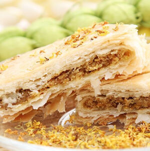 鲜花饼集锦 『桂花饼』 材料 有盐黄油 100g 低筋面粉 180g 干燥桂花 10g 泡打粉糖粉适量 做法 1. 用冷水将干燥桂花泡10分钟。 2. 黄油软化后加入糖粉，搅拌均匀，搅打至呈松发状态。 3. 筛入面粉和泡打粉。 4. 加入浸泡后桂花，揉成面团。 5. 用擀面棍将面团擀成约0.5厘米厚，用模具切割成自己喜欢的形状。 6. 烤盘铺上烤盘纸摆上切好的面团。 7. 放入烤箱160℃烤20分钟，再用150℃烤10分钟即可。