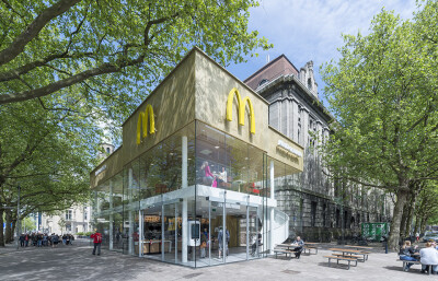 McDonald, Rotterdam / Mei architects and planners 同质化和快速化的麦当劳在鹿特丹的某个门店被评论鹿特丹最丑建筑和人们最不想看到的建筑。当地建筑事务所Mei architects and planners对这座建筑重新设计，并只…