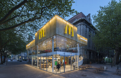 McDonald, Rotterdam / Mei architects and planners 同质化和快速化的麦当劳在鹿特丹的某个门店被评论鹿特丹最丑建筑和人们最不想看到的建筑。当地建筑事务所Mei architects and planners对这座建筑重新设计，并只…