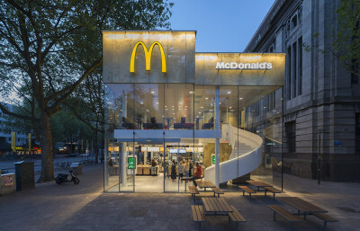 McDonald, Rotterdam / Mei architects and planners 同质化和快速化的麦当劳在鹿特丹的某个门店被评论鹿特丹最丑建筑和人们最不想看到的建筑。当地建筑事务所Mei architects and planners对这座建筑重新设计，并只…
