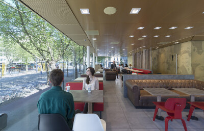 McDonald, Rotterdam / Mei architects and planners 同质化和快速化的麦当劳在鹿特丹的某个门店被评论鹿特丹最丑建筑和人们最不想看到的建筑。当地建筑事务所Mei architects and planners对这座建筑重新设计，并只…