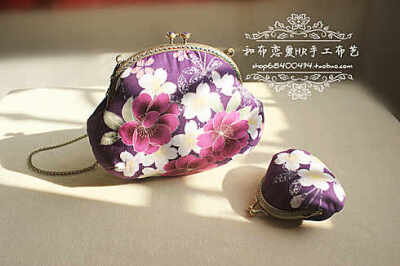 我喜欢这组阳光下拍的紫色樱花口金包包     