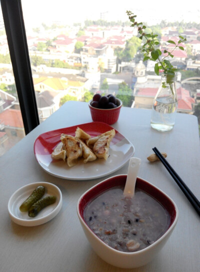 20150627 早餐 晴 周末愉快！十谷粥和煎饺。