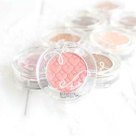 1Etude House爱丽小屋·单色眼影 这款Look At My Eyes的单色眼影包含了很多系列哦！不论你是偏爱哑光无闪、珠光微闪还是珠光高闪，80多个颜色任你挑！不飞粉，易上色，可以自己随机组合颜色搭配不同风格的妆容，就是平时装在化妆包里，想要临时改变妆容也可以轻松做到！