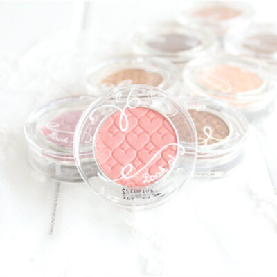 1Etude House爱丽小屋·单色眼影 这款Look At My Eyes的单色眼影包含了很多系列哦！不论你是偏爱哑光无闪、珠光微闪还是珠光高闪，80多个颜色任你挑！不飞粉，易上色，可以自己随机组合颜色搭配不同风格的妆容，就是…