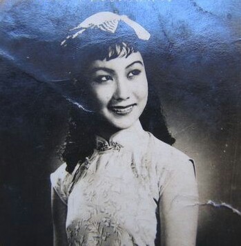  李丽华，原籍河北，1924年出生于上海。现定居美国，一生主演了140多部影片，这位时常被同时代影迷提起的高产女星，也是中国影坛上一颗自始至终散发着耀眼光芒的明星，20世纪50年代小咪姐，艳惊好莱坞，有影坛长青树…