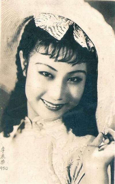 李丽华，原籍河北，1924年出生于上海。现定居美国，一生主演了140多部影片，这位时常被同时代影迷提起的高产女星，也是中国影坛上一颗自始至终散发着耀眼光芒的明星，20世纪50年代小咪姐，艳惊好莱坞，有影坛长青树…