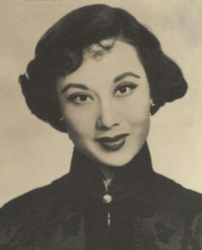 李丽华，原籍河北，1924年出生于上海。现定居美国，一生主演了140多部影片，这位时常被同时代影迷提起的高产女星，也是中国影坛上一颗自始至终散发着耀眼光芒的明星，20世纪50年代小咪姐，艳惊好莱坞，有影坛长青树…