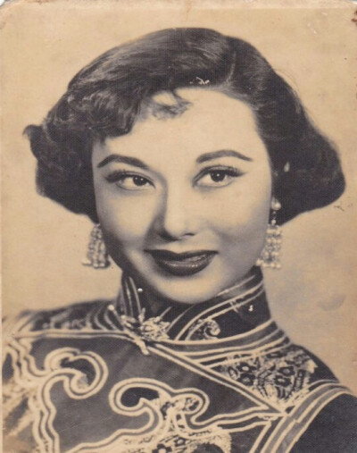 李丽华，原籍河北，1924年出生于上海。现定居美国，一生主演了140多部影片，这位时常被同时代影迷提起的高产女星，也是中国影坛上一颗自始至终散发着耀眼光芒的明星，20世纪50年代小咪姐，艳惊好莱坞，有影坛长青树…