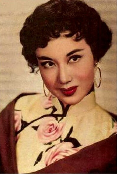 李丽华，原籍河北，1924年出生于上海。现定居美国，一生主演了140多部影片，这位时常被同时代影迷提起的高产女星，也是中国影坛上一颗自始至终散发着耀眼光芒的明星，20世纪50年代小咪姐，艳惊好莱坞，有影坛长青树…