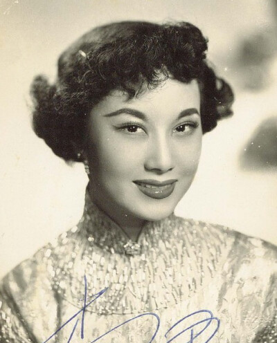 李丽华，原籍河北，1924年出生于上海。现定居美国，一生主演了140多部影片，这位时常被同时代影迷提起的高产女星，也是中国影坛上一颗自始至终散发着耀眼光芒的明星，20世纪50年代小咪姐，艳惊好莱坞，有影坛长青树…