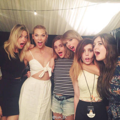 [cp]【Pics】Taylor Swift 与 Emma Watson、Karlie Kloss、Sydney Sierota、Martha Hunt、Lauren Aquilina的合照。[/cp]