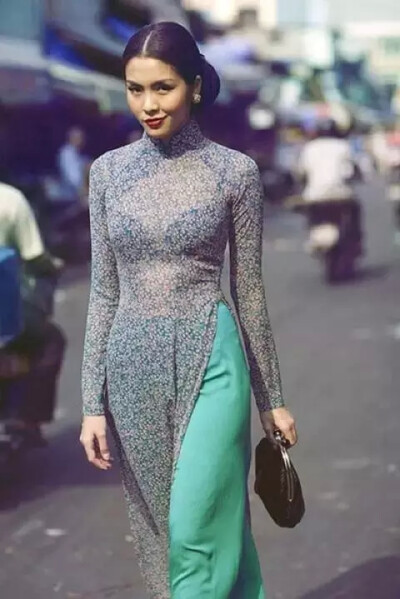 奥黛（Ao Dai），类似于中国旗袍的越南的传统服装。越南官方也认为奥黛源自中国旗袍。奥黛是中文对越语Ao Dai的音译。“Ao”源于汉语“袄”，而Dai的意思是“长”。但是在越南党政的官方中文版网站里，始终用“旗袍…