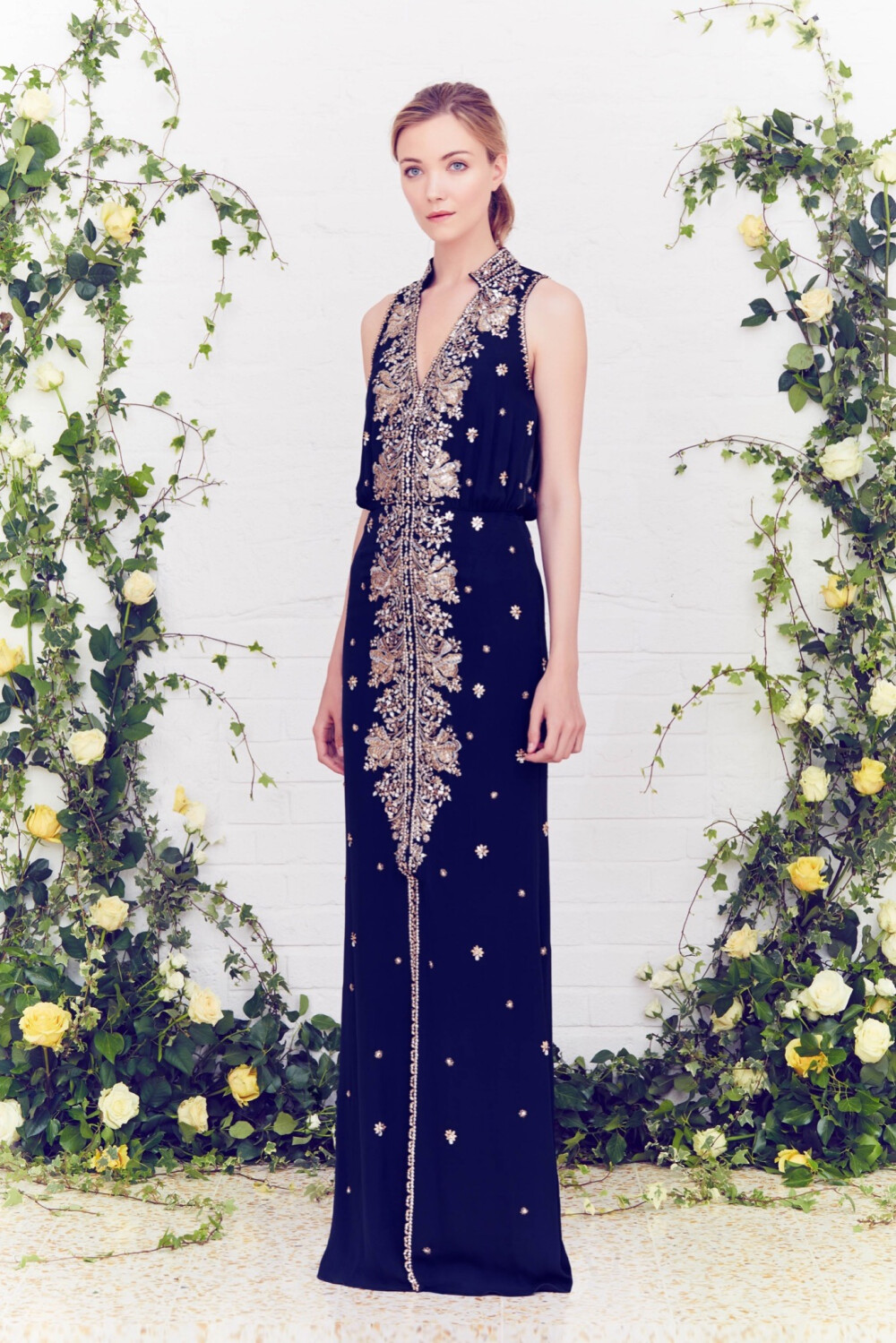 Jenny Packham Resort 2016。珍妮·帕克汉2016早春度假系列。如果说Jenny Packham是冷色调的爱好者，那么这个早春度假系列就显得非常粉嫩，暖色调不吝惜创造。橘色、粉红色、鲜艳的红，还有白色。背景的花草更加凸显这些女装的精致和流畅度。Jenny Packham也很擅长精美的刺绣装饰，虽然裙子的廓形变化不大，但是以精心面料和造型出彩依然受到不少消费者的欢迎。