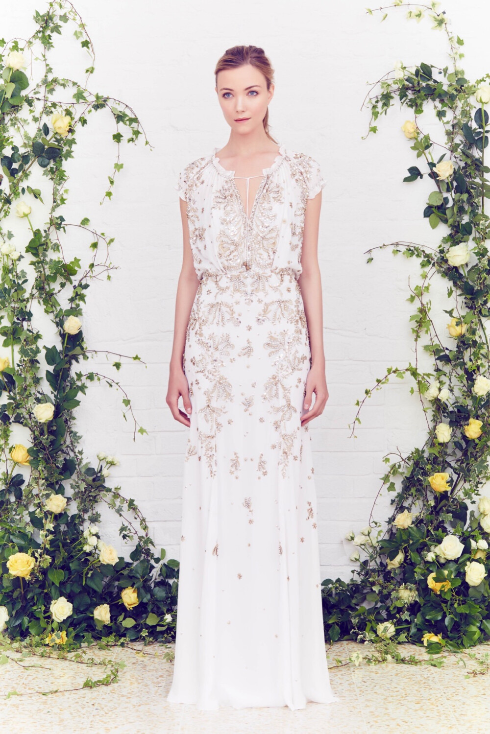 Jenny Packham Resort 2016。珍妮·帕克汉2016早春度假系列。如果说Jenny Packham是冷色调的爱好者，那么这个早春度假系列就显得非常粉嫩，暖色调不吝惜创造。橘色、粉红色、鲜艳的红，还有白色。背景的花草更加凸显这些女装的精致和流畅度。Jenny Packham也很擅长精美的刺绣装饰，虽然裙子的廓形变化不大，但是以精心面料和造型出彩依然受到不少消费者的欢迎。