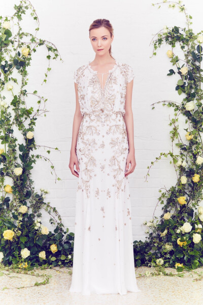 Jenny Packham Resort 2016。珍妮·帕克汉2016早春度假系列。如果说Jenny Packham是冷色调的爱好者，那么这个早春度假系列就显得非常粉嫩，暖色调不吝惜创造。橘色、粉红色、鲜艳的红，还有白色。背景的花草更加凸显…