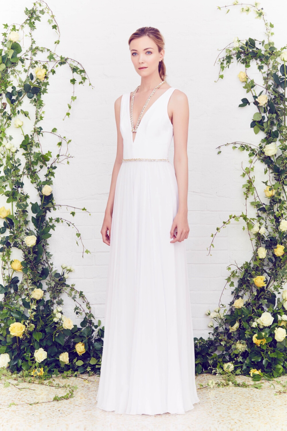 Jenny Packham Resort 2016。珍妮·帕克汉2016早春度假系列。如果说Jenny Packham是冷色调的爱好者，那么这个早春度假系列就显得非常粉嫩，暖色调不吝惜创造。橘色、粉红色、鲜艳的红，还有白色。背景的花草更加凸显这些女装的精致和流畅度。Jenny Packham也很擅长精美的刺绣装饰，虽然裙子的廓形变化不大，但是以精心面料和造型出彩依然受到不少消费者的欢迎。