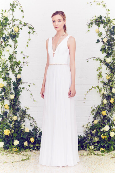 Jenny Packham Resort 2016。珍妮·帕克汉2016早春度假系列。如果说Jenny Packham是冷色调的爱好者，那么这个早春度假系列就显得非常粉嫩，暖色调不吝惜创造。橘色、粉红色、鲜艳的红，还有白色。背景的花草更加凸显…