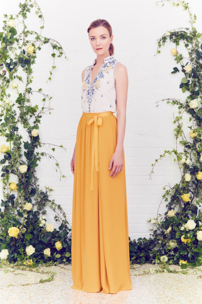 Jenny Packham Resort 2016。珍妮·帕克汉2016早春度假系列。如果说Jenny Packham是冷色调的爱好者，那么这个早春度假系列就显得非常粉嫩，暖色调不吝惜创造。橘色、粉红色、鲜艳的红，还有白色。背景的花草更加凸显…