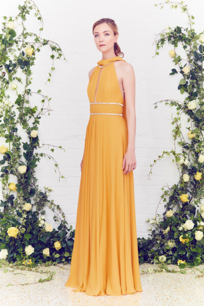 Jenny Packham Resort 2016。珍妮·帕克汉2016早春度假系列。如果说Jenny Packham是冷色调的爱好者，那么这个早春度假系列就显得非常粉嫩，暖色调不吝惜创造。橘色、粉红色、鲜艳的红，还有白色。背景的花草更加凸显…