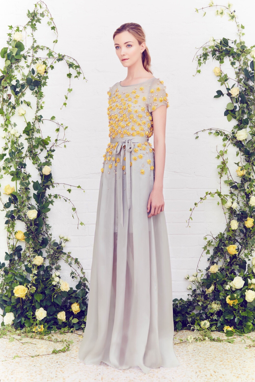 Jenny Packham Resort 2016。珍妮·帕克汉2016早春度假系列。如果说Jenny Packham是冷色调的爱好者，那么这个早春度假系列就显得非常粉嫩，暖色调不吝惜创造。橘色、粉红色、鲜艳的红，还有白色。背景的花草更加凸显这些女装的精致和流畅度。Jenny Packham也很擅长精美的刺绣装饰，虽然裙子的廓形变化不大，但是以精心面料和造型出彩依然受到不少消费者的欢迎。