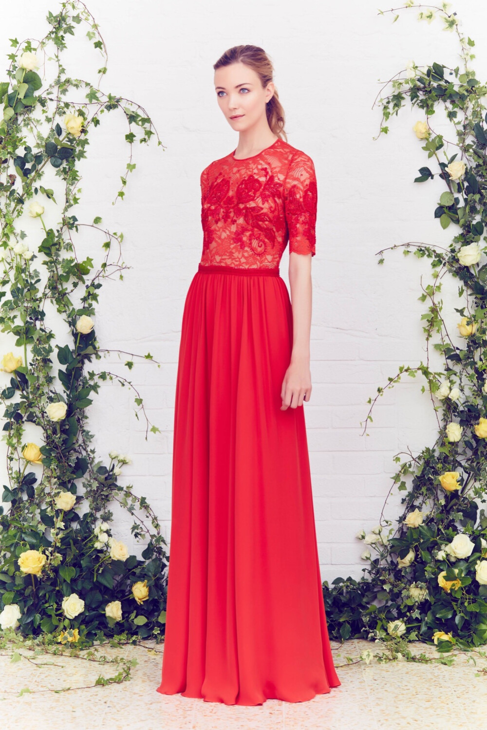 Jenny Packham Resort 2016。珍妮·帕克汉2016早春度假系列。如果说Jenny Packham是冷色调的爱好者，那么这个早春度假系列就显得非常粉嫩，暖色调不吝惜创造。橘色、粉红色、鲜艳的红，还有白色。背景的花草更加凸显这些女装的精致和流畅度。Jenny Packham也很擅长精美的刺绣装饰，虽然裙子的廓形变化不大，但是以精心面料和造型出彩依然受到不少消费者的欢迎。