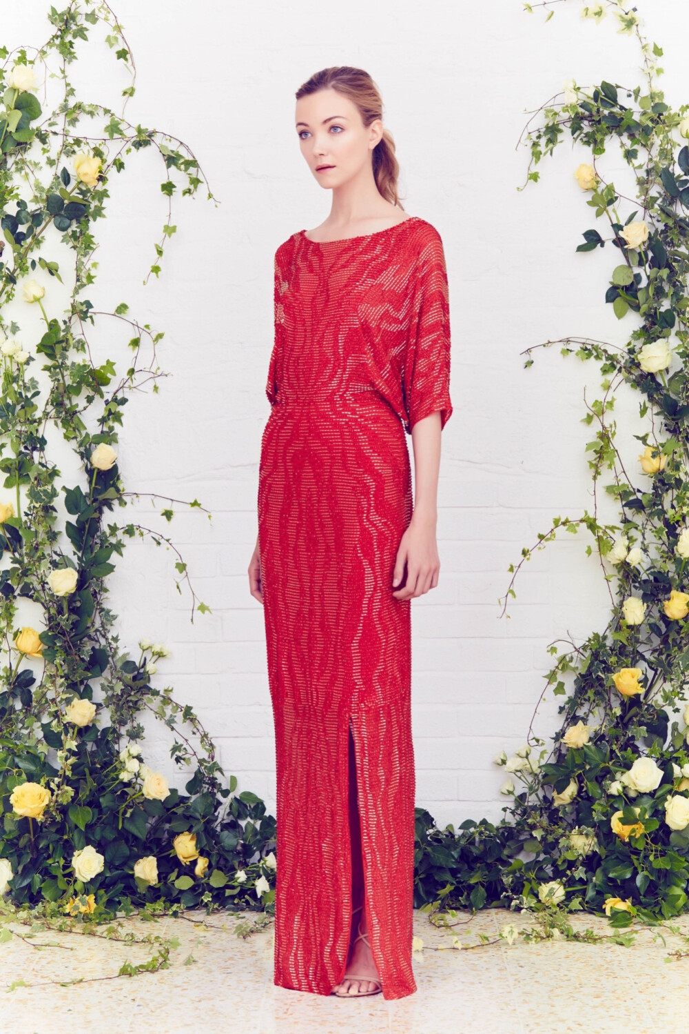 Jenny Packham Resort 2016。珍妮·帕克汉2016早春度假系列。如果说Jenny Packham是冷色调的爱好者，那么这个早春度假系列就显得非常粉嫩，暖色调不吝惜创造。橘色、粉红色、鲜艳的红，还有白色。背景的花草更加凸显这些女装的精致和流畅度。Jenny Packham也很擅长精美的刺绣装饰，虽然裙子的廓形变化不大，但是以精心面料和造型出彩依然受到不少消费者的欢迎。