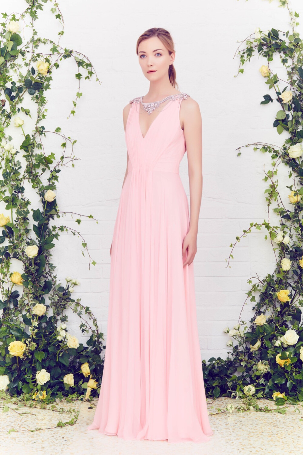 Jenny Packham Resort 2016。珍妮·帕克汉2016早春度假系列。如果说Jenny Packham是冷色调的爱好者，那么这个早春度假系列就显得非常粉嫩，暖色调不吝惜创造。橘色、粉红色、鲜艳的红，还有白色。背景的花草更加凸显这些女装的精致和流畅度。Jenny Packham也很擅长精美的刺绣装饰，虽然裙子的廓形变化不大，但是以精心面料和造型出彩依然受到不少消费者的欢迎。