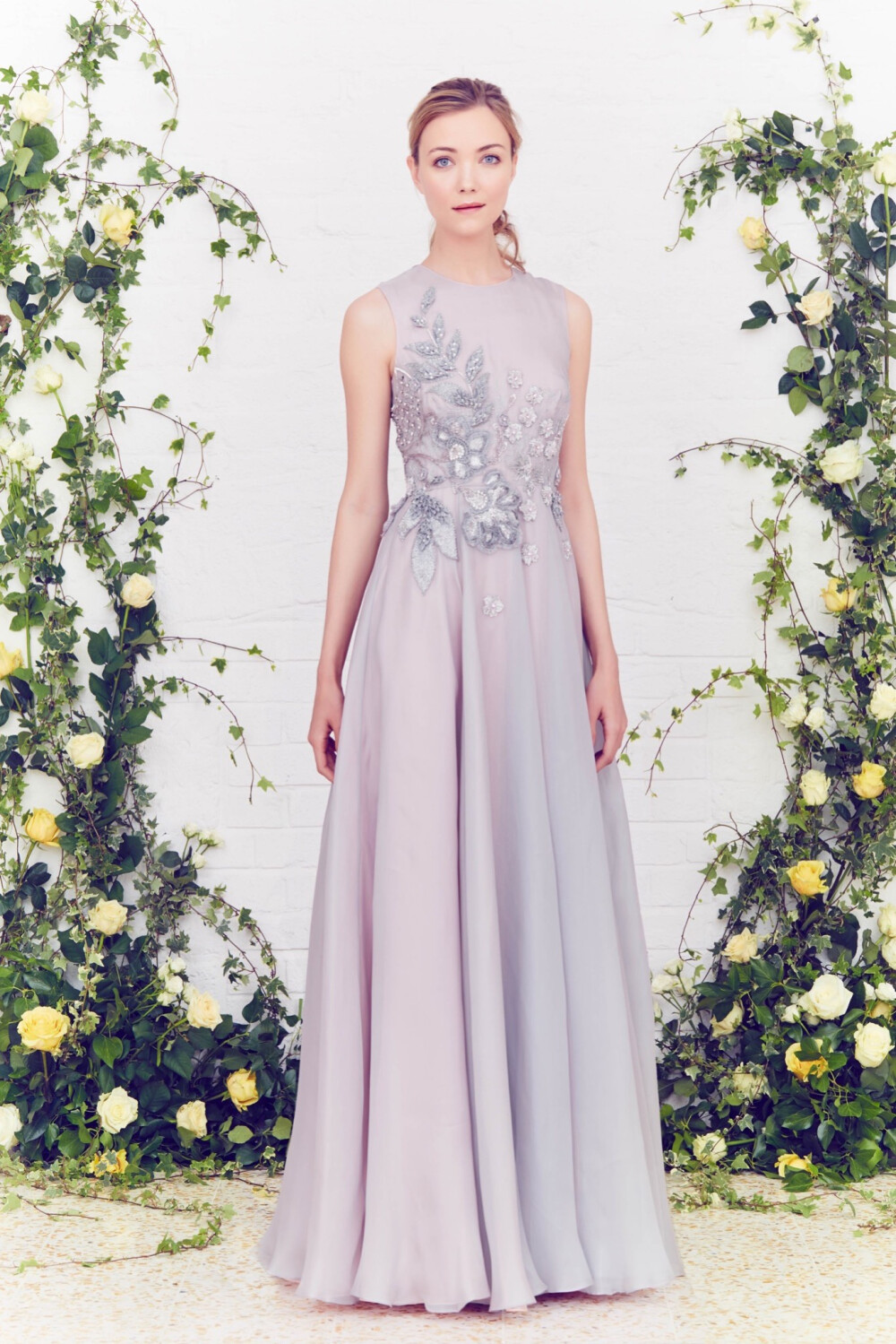 Jenny Packham Resort 2016。珍妮·帕克汉2016早春度假系列。如果说Jenny Packham是冷色调的爱好者，那么这个早春度假系列就显得非常粉嫩，暖色调不吝惜创造。橘色、粉红色、鲜艳的红，还有白色。背景的花草更加凸显这些女装的精致和流畅度。Jenny Packham也很擅长精美的刺绣装饰，虽然裙子的廓形变化不大，但是以精心面料和造型出彩依然受到不少消费者的欢迎。