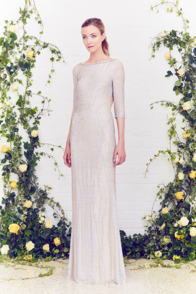 Jenny Packham Resort 2016。珍妮·帕克汉2016早春度假系列。如果说Jenny Packham是冷色调的爱好者，那么这个早春度假系列就显得非常粉嫩，暖色调不吝惜创造。橘色、粉红色、鲜艳的红，还有白色。背景的花草更加凸显…