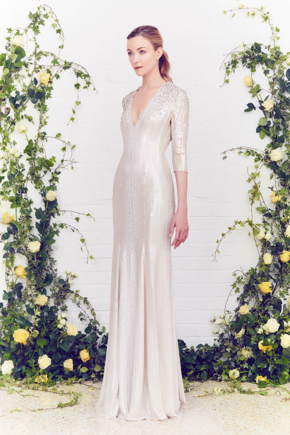 Jenny Packham Resort 2016。珍妮·帕克汉2016早春度假系列。如果说Jenny Packham是冷色调的爱好者，那么这个早春度假系列就显得非常粉嫩，暖色调不吝惜创造。橘色、粉红色、鲜艳的红，还有白色。背景的花草更加凸显这些女装的精致和流畅度。Jenny Packham也很擅长精美的刺绣装饰，虽然裙子的廓形变化不大，但是以精心面料和造型出彩依然受到不少消费者的欢迎。