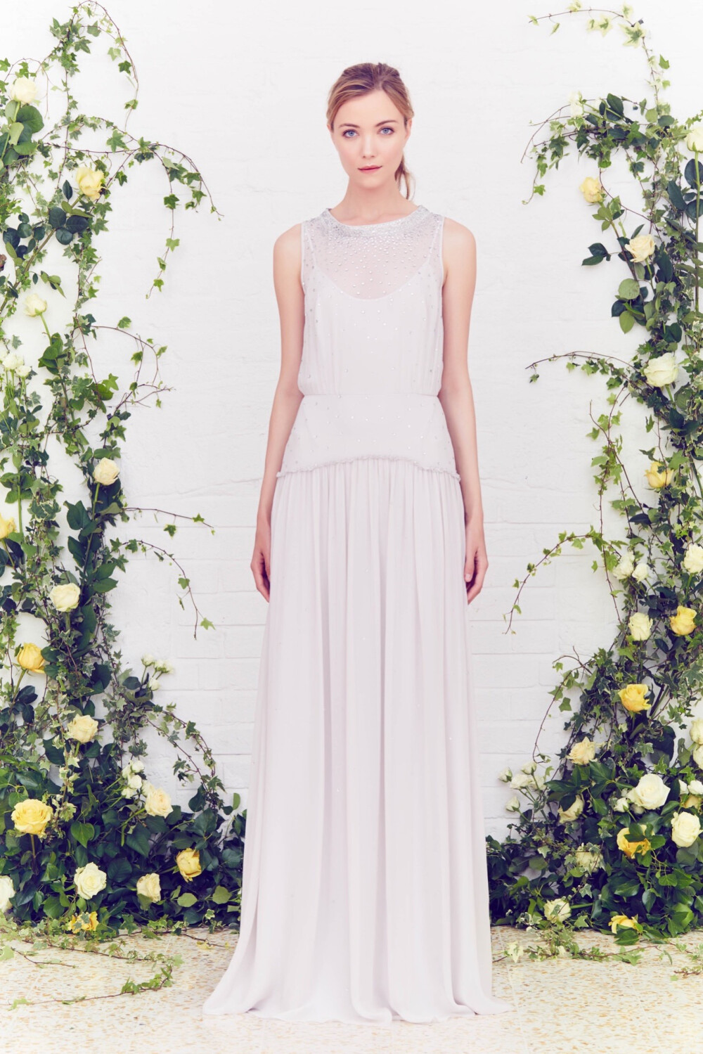 Jenny Packham Resort 2016。珍妮·帕克汉2016早春度假系列。如果说Jenny Packham是冷色调的爱好者，那么这个早春度假系列就显得非常粉嫩，暖色调不吝惜创造。橘色、粉红色、鲜艳的红，还有白色。背景的花草更加凸显这些女装的精致和流畅度。Jenny Packham也很擅长精美的刺绣装饰，虽然裙子的廓形变化不大，但是以精心面料和造型出彩依然受到不少消费者的欢迎。