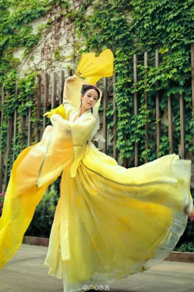 中文名：周雅琴 别名：行云 国籍：中国 民族：汉族 星座：天秤座 身高：165CM 出生地：湖南娄底 出生日期：10月19日 职业：后期、服装制作 代表作品：cos集《织梦行云》 主要成就：第2届“一画成名” 动漫赛优秀奖，…