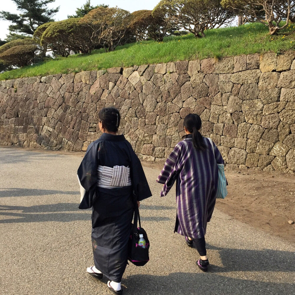 日本女人行走在武陵郭公园