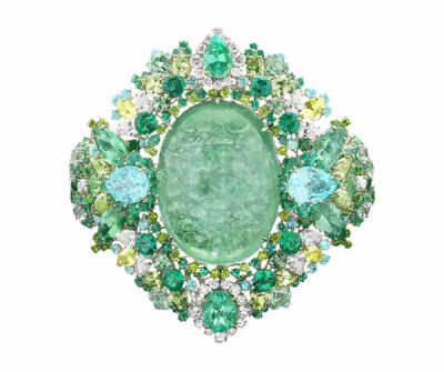 Victoire de Castellane 戒指，from Dear Dior collection 主石为一颗 Paraiba 碧玺，呈非常罕见的蓝绿色，周围以 Paraiba 碧玺、翠榴石及祖母绿点缀。