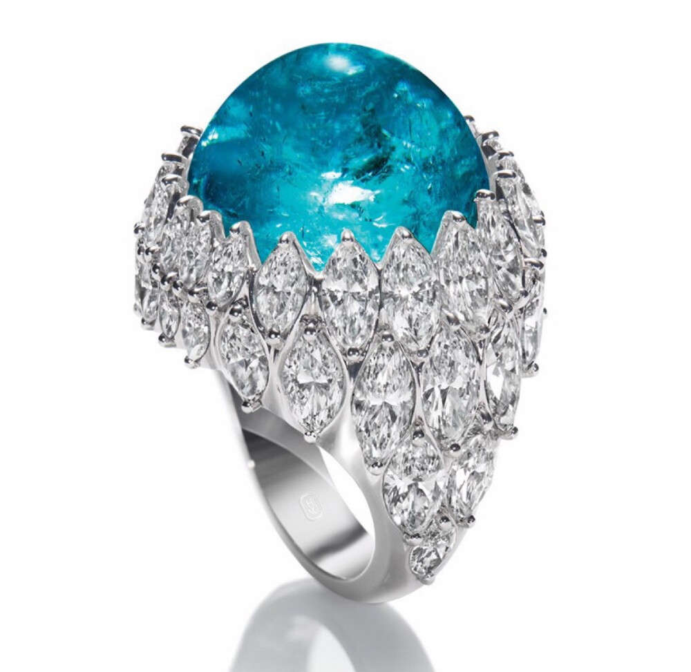 Victoire de Castellane 戒指，from Dear Dior collection 主石为一颗 Paraiba 碧玺，呈非常罕见的蓝绿色，周围以 Paraiba 碧玺、翠榴石及祖母绿点缀。