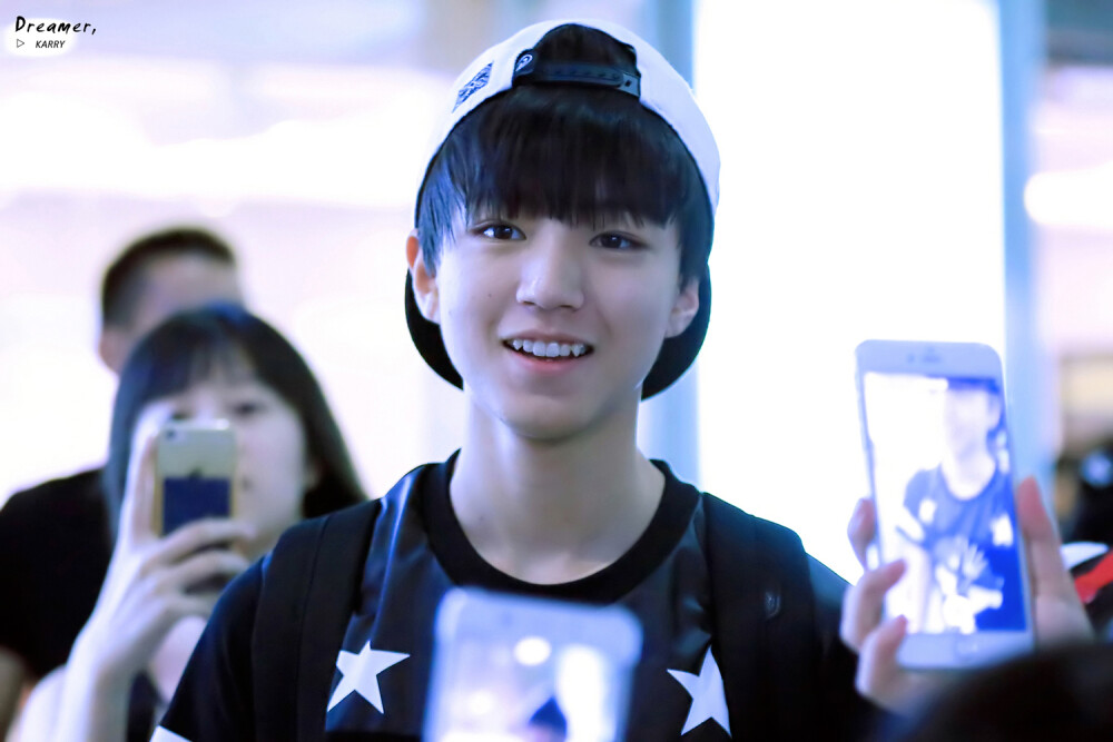 TFBOYS王俊凯 2015.06.22 北京首都机场-重庆江北机场图。