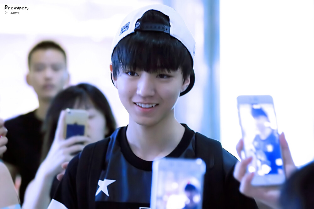 TFBOYS王俊凯 2015.06.22 北京首都机场-重庆江北机场图。