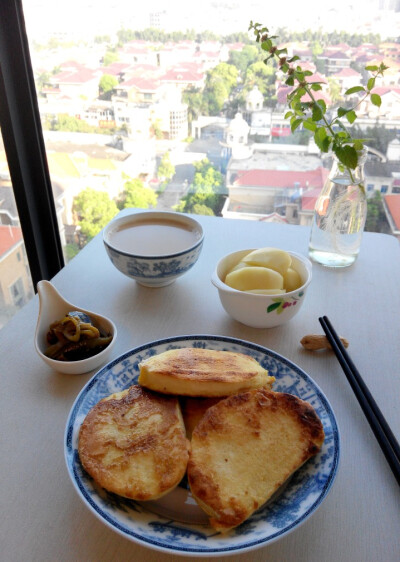 20150629 早餐 晴 鸡蛋煎馒头，青椒皮蛋，枸杞核桃豆浆，水果是桃子。