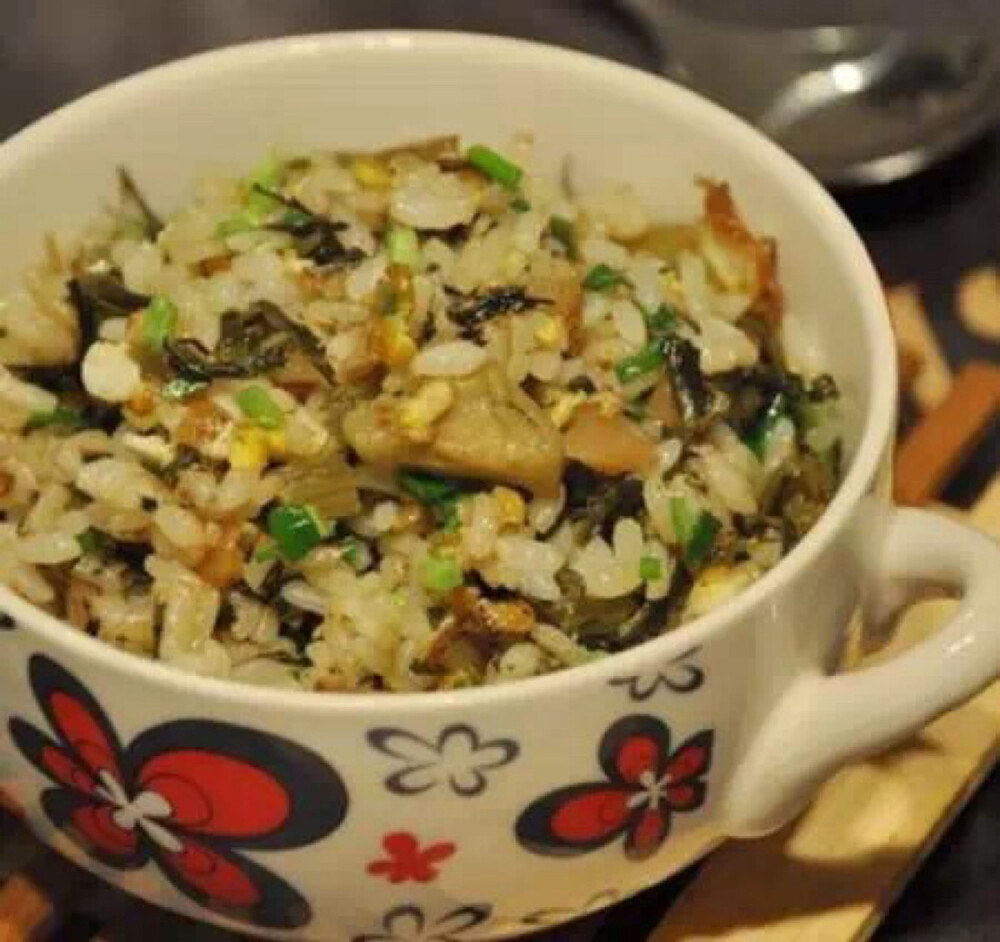 【酸菜鸡蛋炒饭】食材： 冷饭1份、鸡蛋1个、油适量、葱花适量、酸菜适量、虾仁菜脯1勺 做法： 1)热锅加油，下鸡蛋。 2)炒至鸡蛋松散，下酸菜。 3)炒至酸菜鸡蛋出香。 4)下冷饭。 5)炒至饭粒松散。 6)下虾仁菜脯炒至出香。 7)转小火下葱花，炒至出香入味即可。 8)一份酸菜鸡蛋炒饭完成，很香哦。