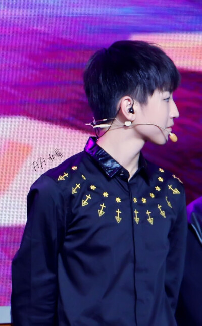 #王俊凯# #TFBOYS# 141125腾讯V视界 表演 cr：和凯皇一起爬长城