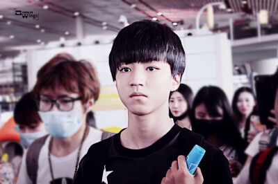 #王俊凯# #TFBOYS王俊凯# #TFBOYS# 150622 北京至重庆 cr：Demon_Wings恶魔之翼凯源双人站