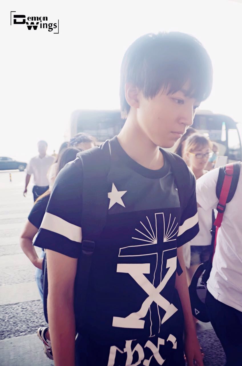 #王俊凯# #TFBOYS王俊凯# #TFBOYS# 150622 北京至重庆 cr：Demon_Wings恶魔之翼凯源双人站