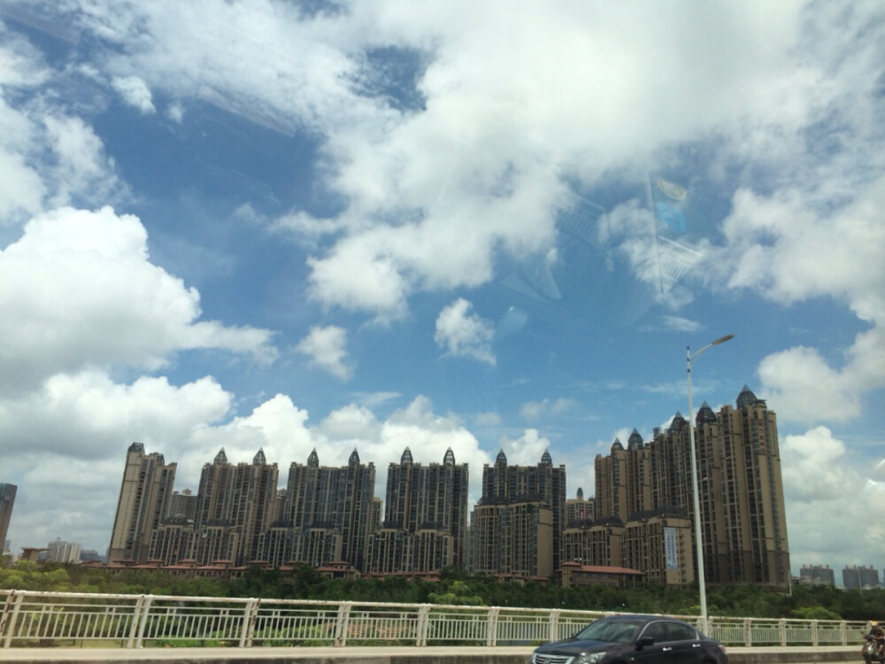 前些日子，天暗了又亮了，雨下了又停了，一大片灰色的云，或一大团雪白的棉花。仲夏，三十五度五，王若琳的歌，听得发懒，把这些日的照片拼凑满满九格。仲夏的夜，怀念家驹，他，停留在最辉煌的岁月里，他，影响着70、80、90和00，甚至10后。