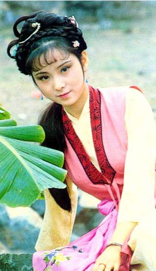 安雯（原名张静林），1968年5月25日出生于天津市，毕业于中央戏剧学院，中国内地女演员。 1985年出演根据老舍同名小说改编的电视剧《四世同堂》，开始演艺事业。1987年在电视剧《红楼梦》中饰演晴雯。1988年主演电视剧《风雨一世情》。1995年主演根据真人真事改编的电视剧《蜜月独身》。2000年主演都市言情剧《永恒恋人》。同时安雯还出版了图书《永恒恋人》。2004年出演轻喜剧《好市多多》。同年播出的都市情感剧《为你燃烧》是安雯写的第二个剧本。2012年安雯为了替夫还债而复出。4月主演的微电影《一个人的日子》播出。♣