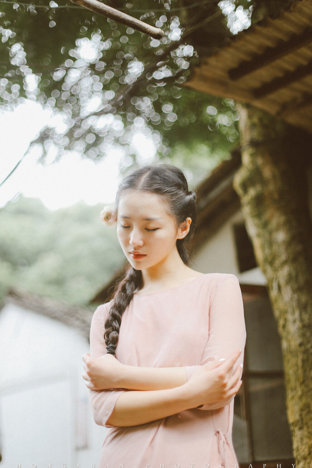 摘朵芍药别在你耳际如何 摄影：洪小漩 出镜：妮妮 十点钟的大学闺蜜聚会，我说十点之前我有空，你起得来么。 你说，六点我叫你起床，七点断桥见。 然后你在约见的前一天换了新手机，并且弄丢了我的号码，第二天早上用微信把我吵醒，迷蒙中我看到你发“你何时会醒啊啊啊啊啊……” 猛然做起，洗漱出门打车直奔断桥。 你给我带了好大一包新鲜的荔枝，我却忘记把花环给你备上，你半嗔状拍我，怪我不长记性。 北山路上有那么一处在卖永康肉麦饼，果断买了一个做早饭，吃着饼走动，觉得这小地方真是不错，那就拍几张吧。 给你毛糙的头发扎了个大麻花，你取出一朵芍药让我帮你别在耳边。